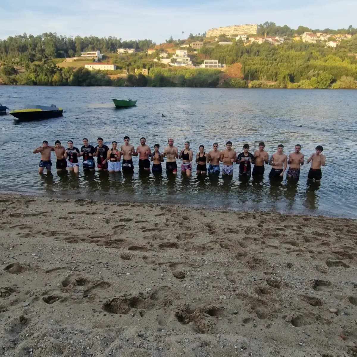 Atletas da VH Team Fighters dentro do rio Douro, num treino na praia de Arnelas